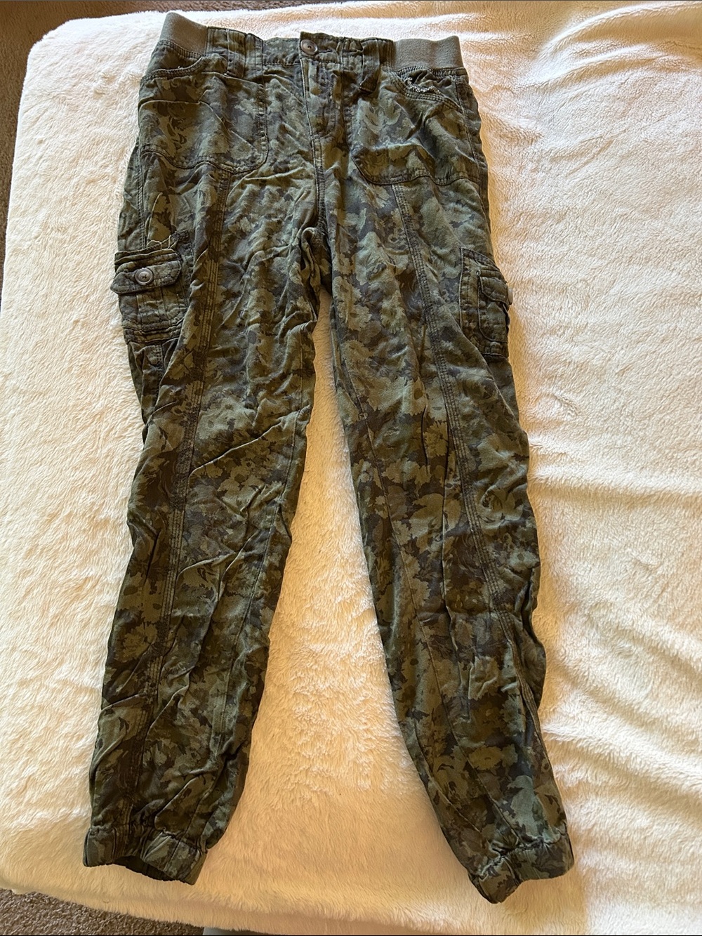 Women’s Olive Green Floral Camo Cargo Joggers